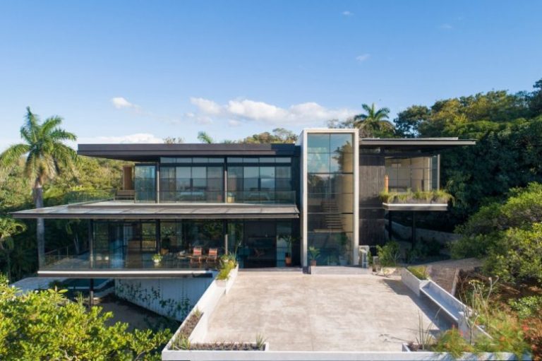 This amazing Costa Rica home is built with two horizontal floor planes plus a vertical volume and overlooks the ocean