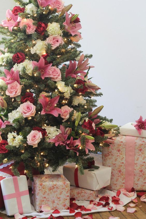 a lovely Christmas tree decorated with lights, white, pink and burgundy blooms is a very glam and cool option